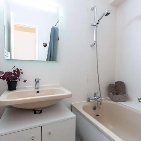 Daire Pour 4 Pers. Proche Des Thermes Et Du Telepherique - Fr-1-296-445 *
